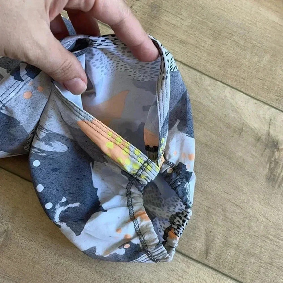 Lululemon Mini Art Pop White Multi Slate Om Crop Sz 6 - Picture 10 of 12